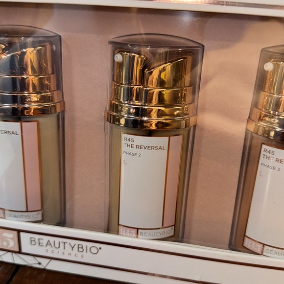 BeautyBio 3phase retinol night cream tightens, brightens, smooths and corrects - Picture 3 of 4